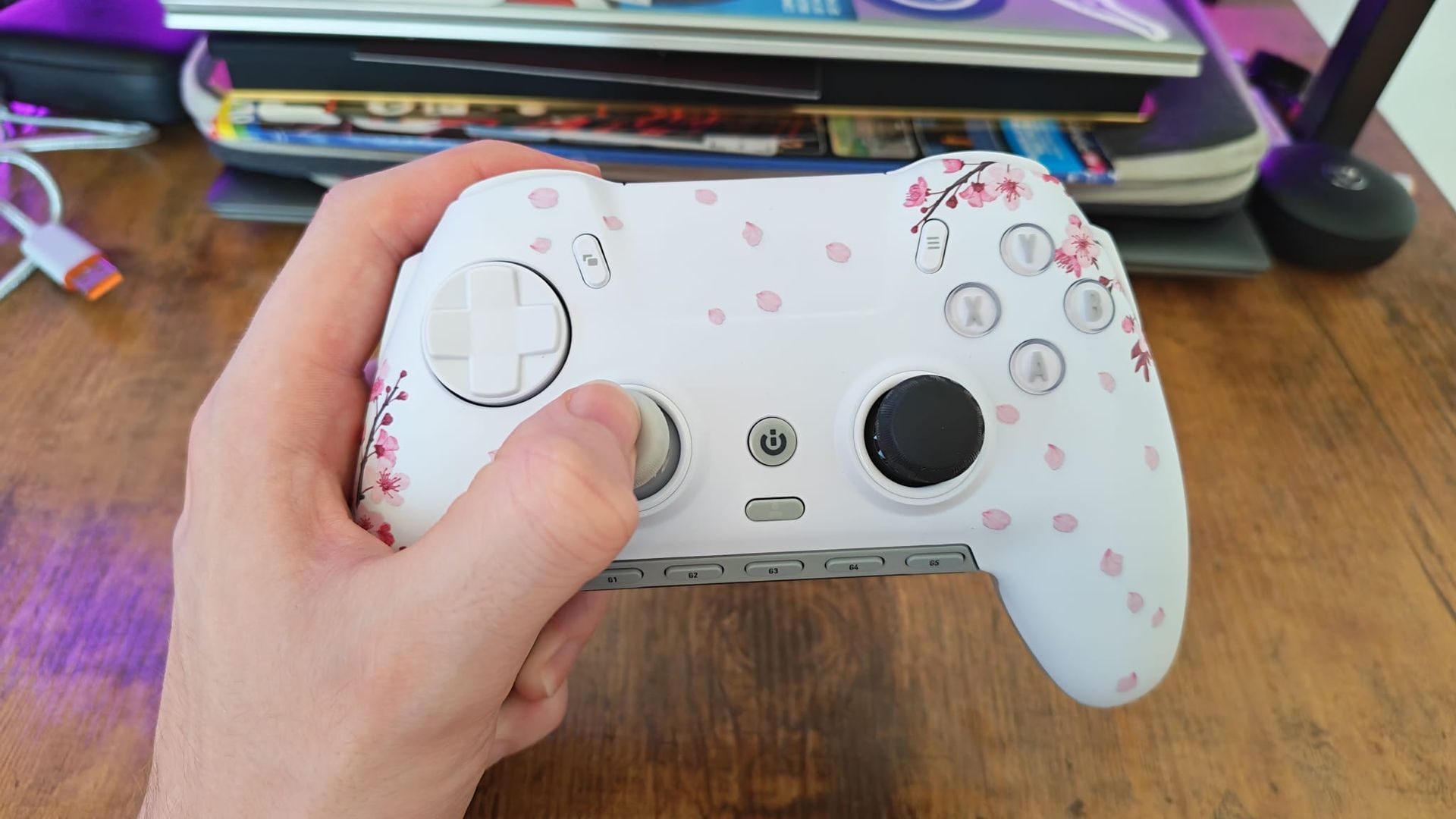 Scuf Omega против Razer Raiju V3 Pro — какой контроллер для PS5 стоит выбрать?