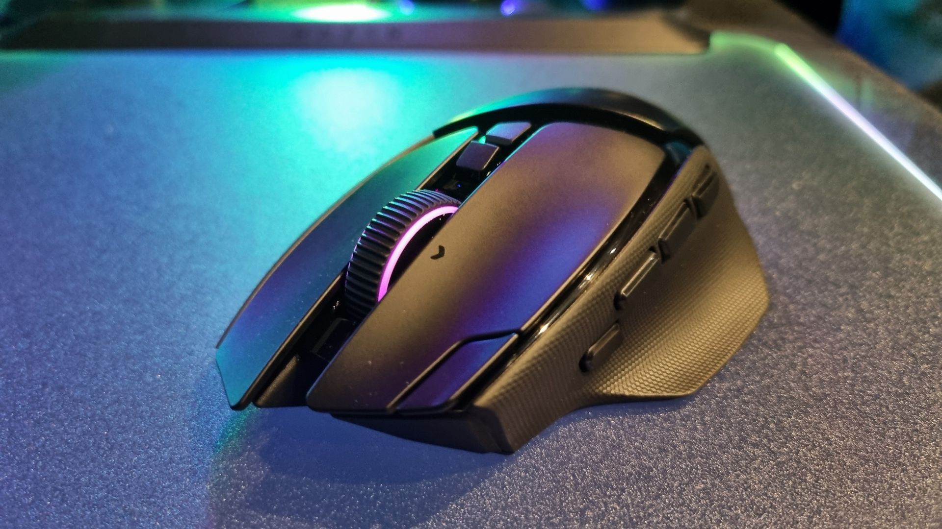 Новый <strong>Razer Basilisk V4</strong> умеет поворачиваться на 180 градусов одним нажатием кнопки, при этом выглядит как нога <strong>Power Ranger</strong>