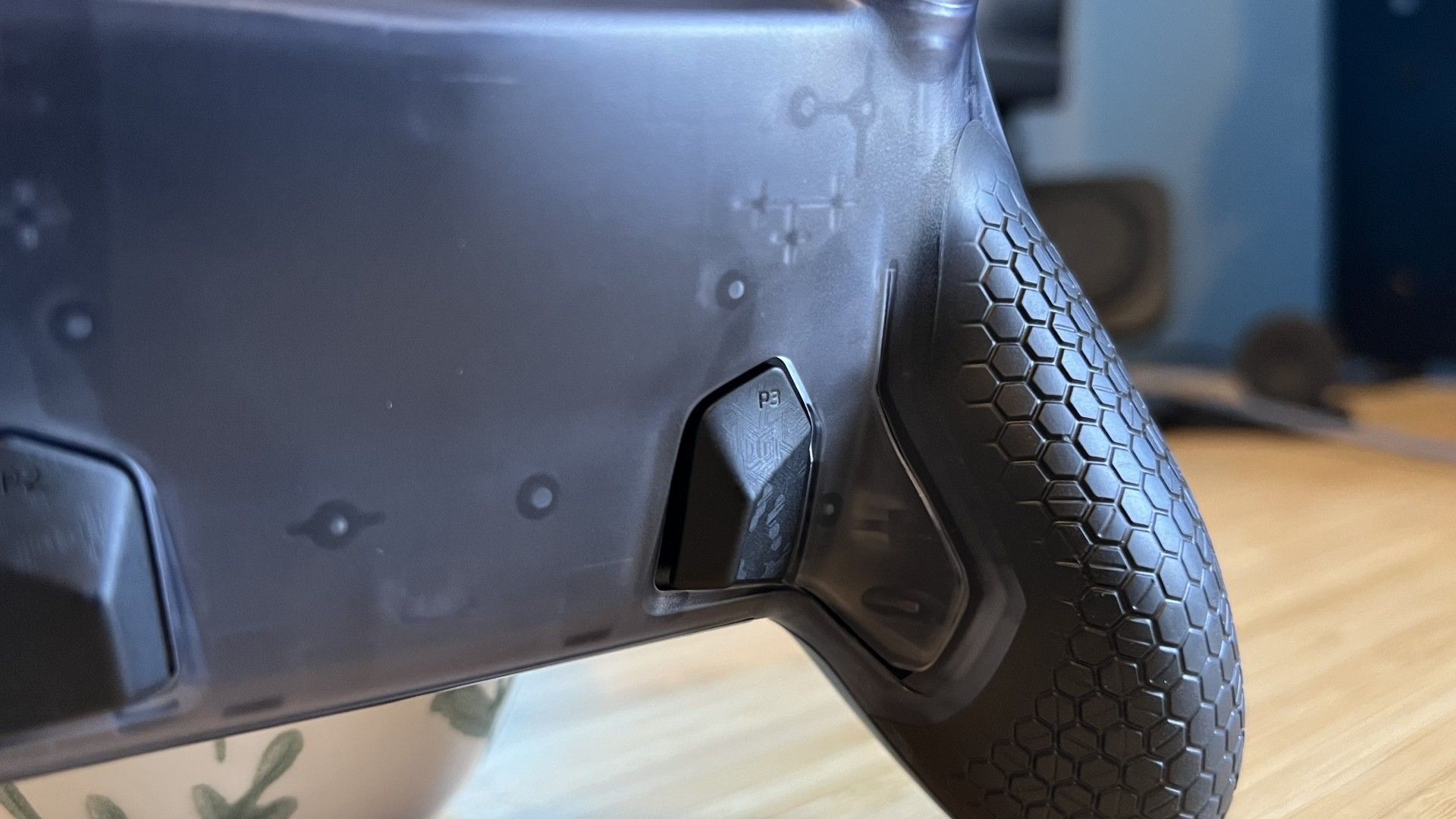 Scuf Omega против Razer Raiju V3 Pro — какой контроллер для PS5 стоит выбрать?