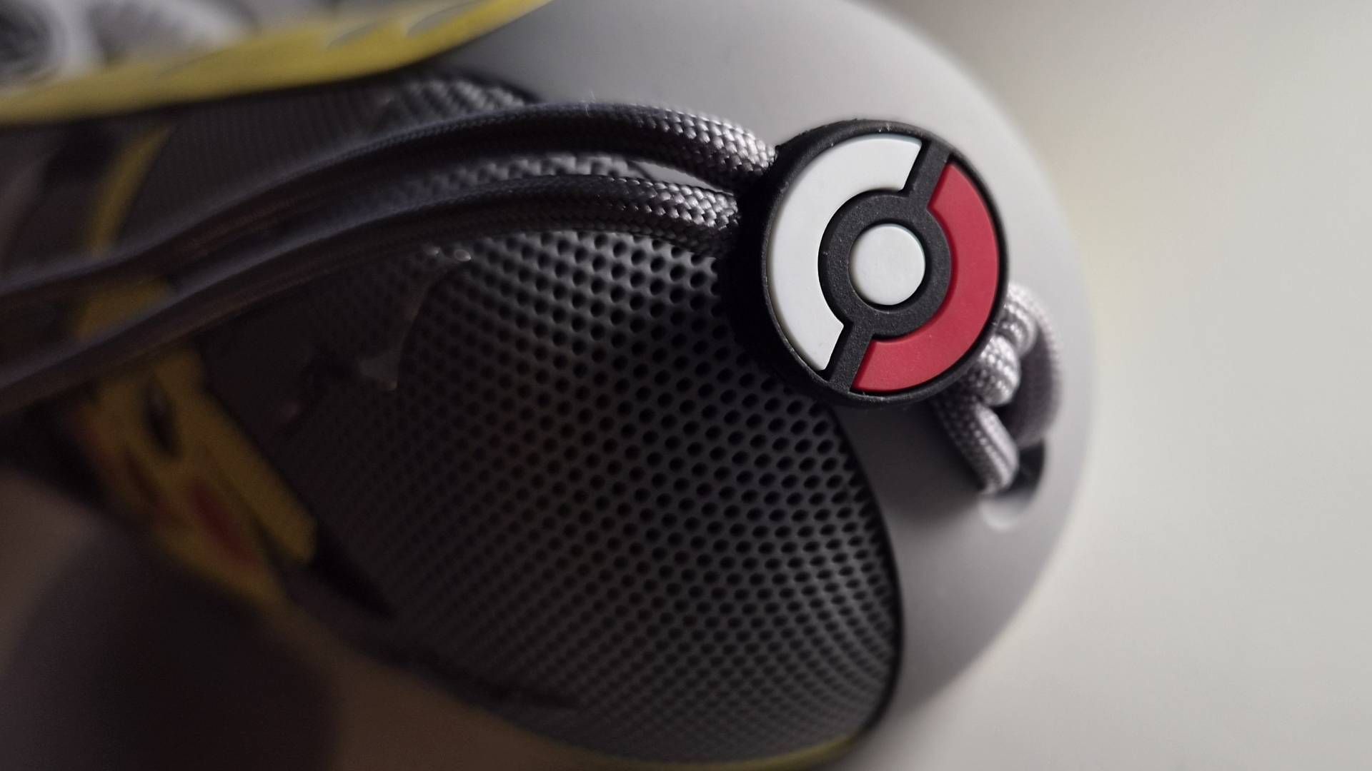 Apple выпустила портативную колонку Beats Pill в специальном издании с Покемонами