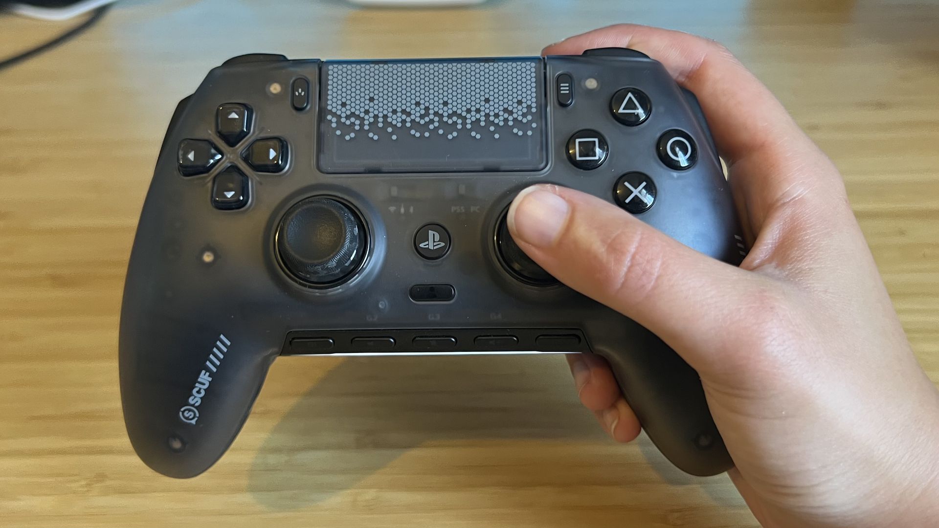 Scuf Omega против Razer Raiju V3 Pro — какой контроллер для PS5 стоит выбрать?