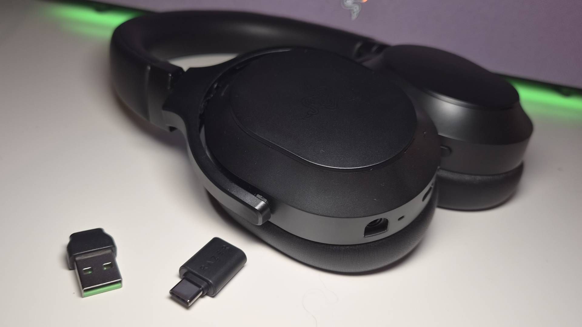Razer представила новую модель Barracuda V2 Pro с уникальным местом для хранения беспроводного донгла