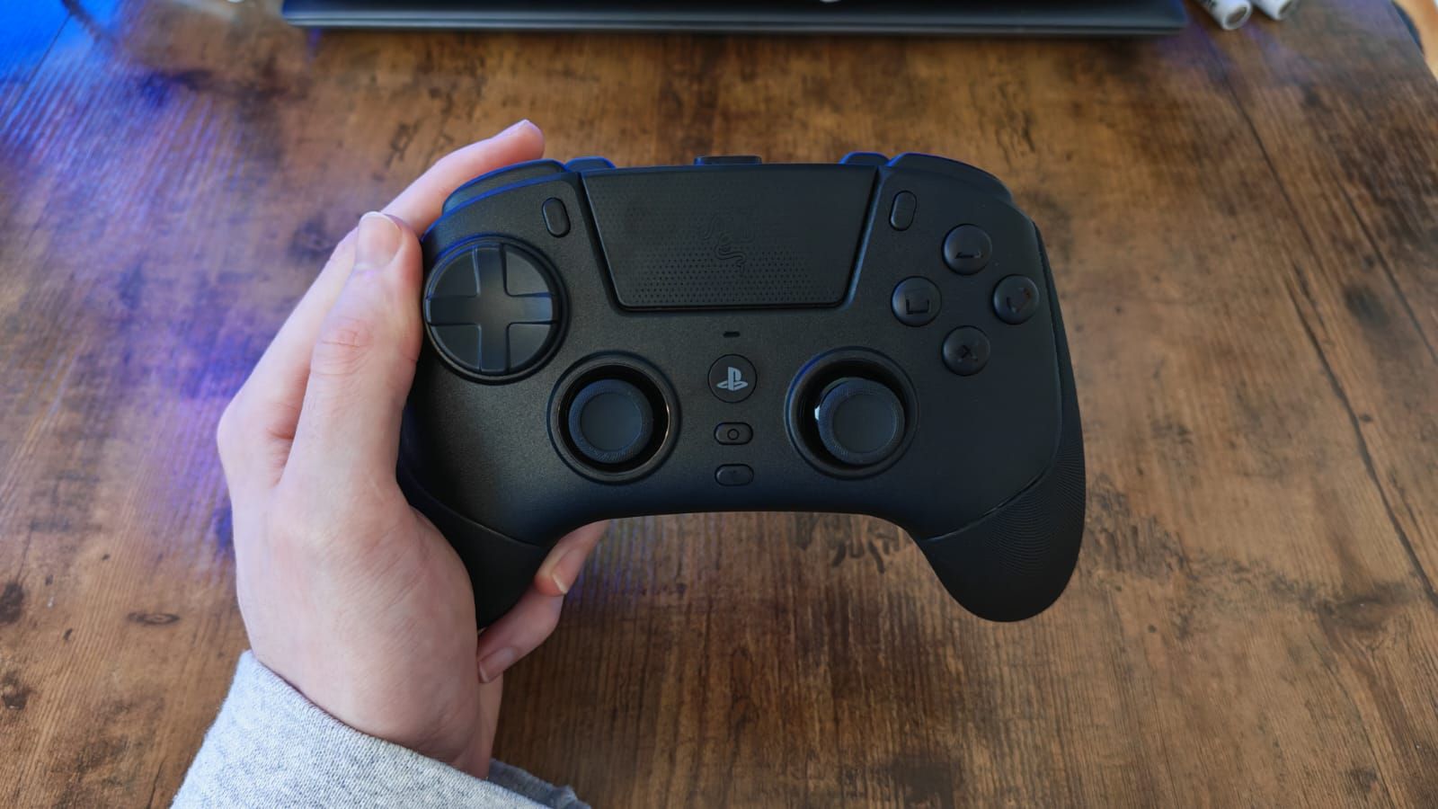 Scuf Omega против Razer Raiju V3 Pro — какой контроллер для PS5 стоит выбрать?