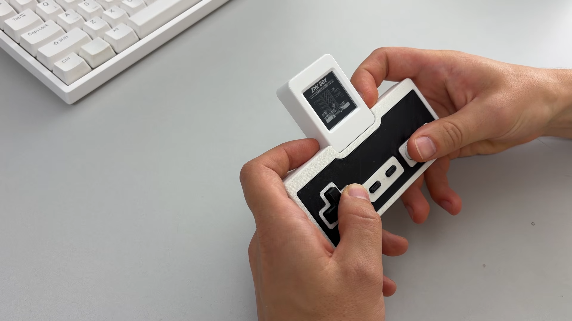 Миниатюрный портатив с E-ink дисплеем способен запускать игры с частотой 30 кадров в секунду и подключается к контроллеру NES