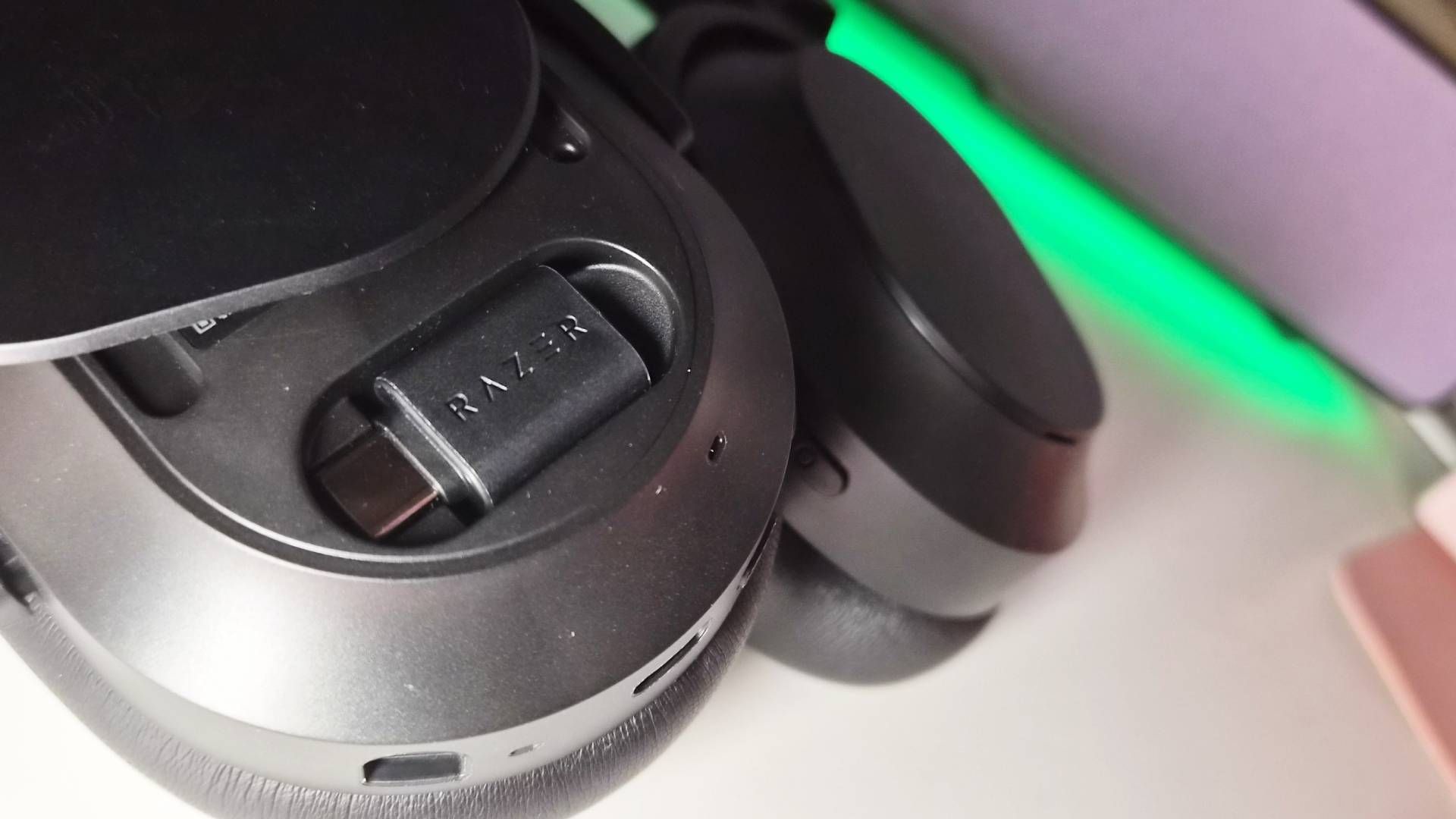 Razer представила новую модель Barracuda V2 Pro с уникальным местом для хранения беспроводного донгла