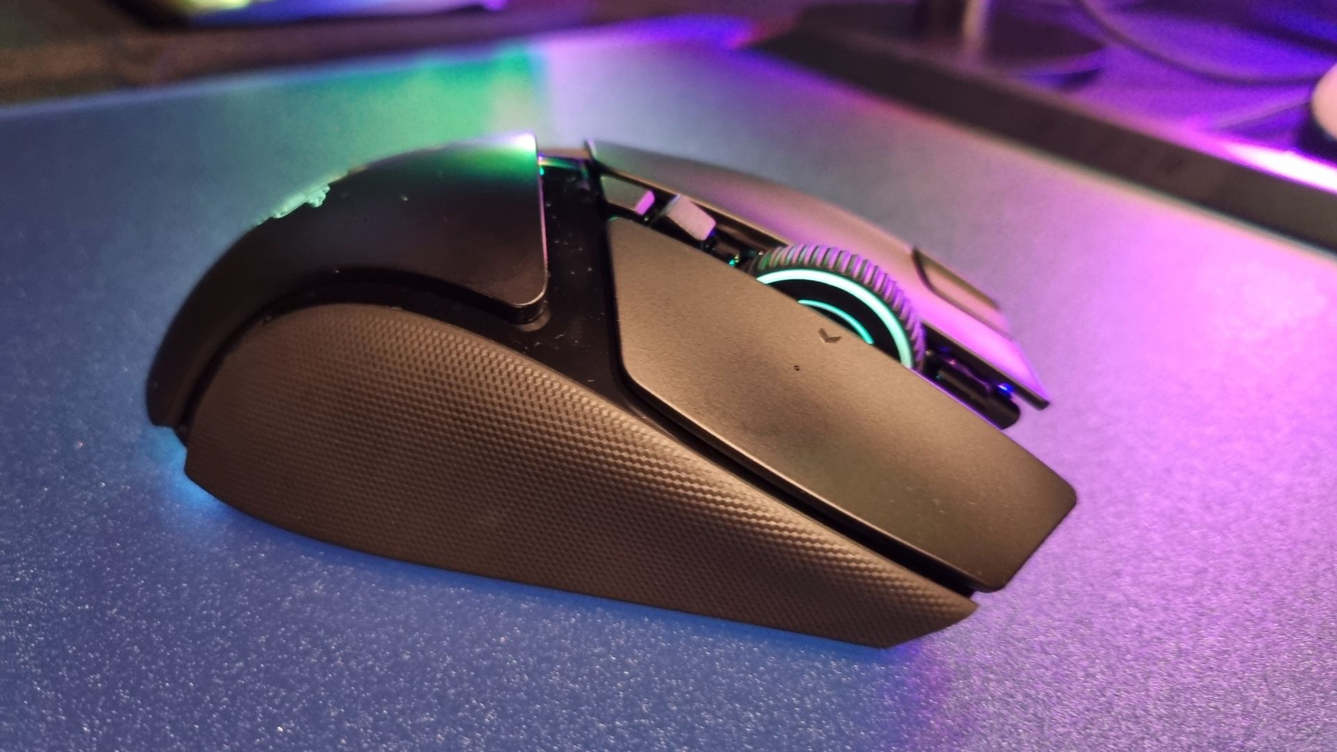 Новый <strong>Razer Basilisk V4</strong> умеет поворачиваться на 180 градусов одним нажатием кнопки, при этом выглядит как нога <strong>Power Ranger</strong>