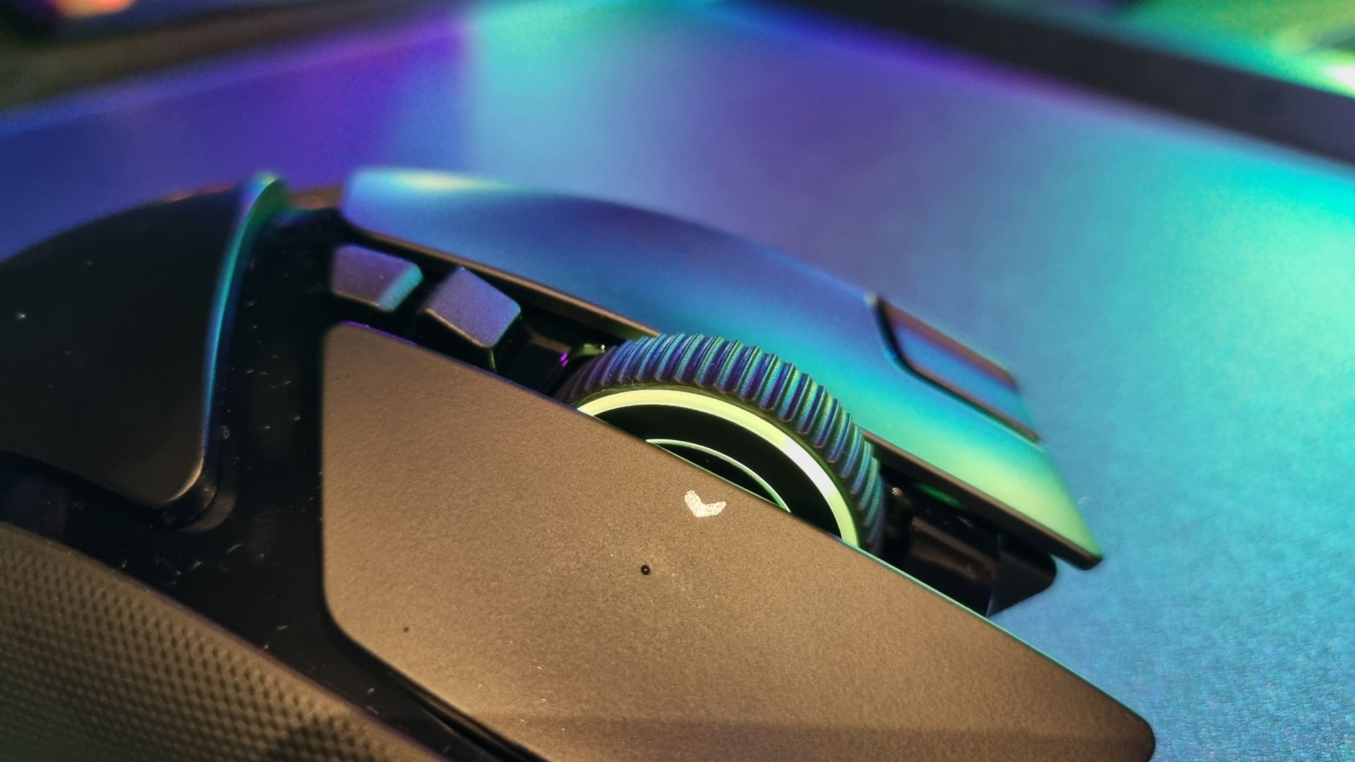 Новый <strong>Razer Basilisk V4</strong> умеет поворачиваться на 180 градусов одним нажатием кнопки, при этом выглядит как нога <strong>Power Ranger</strong>
