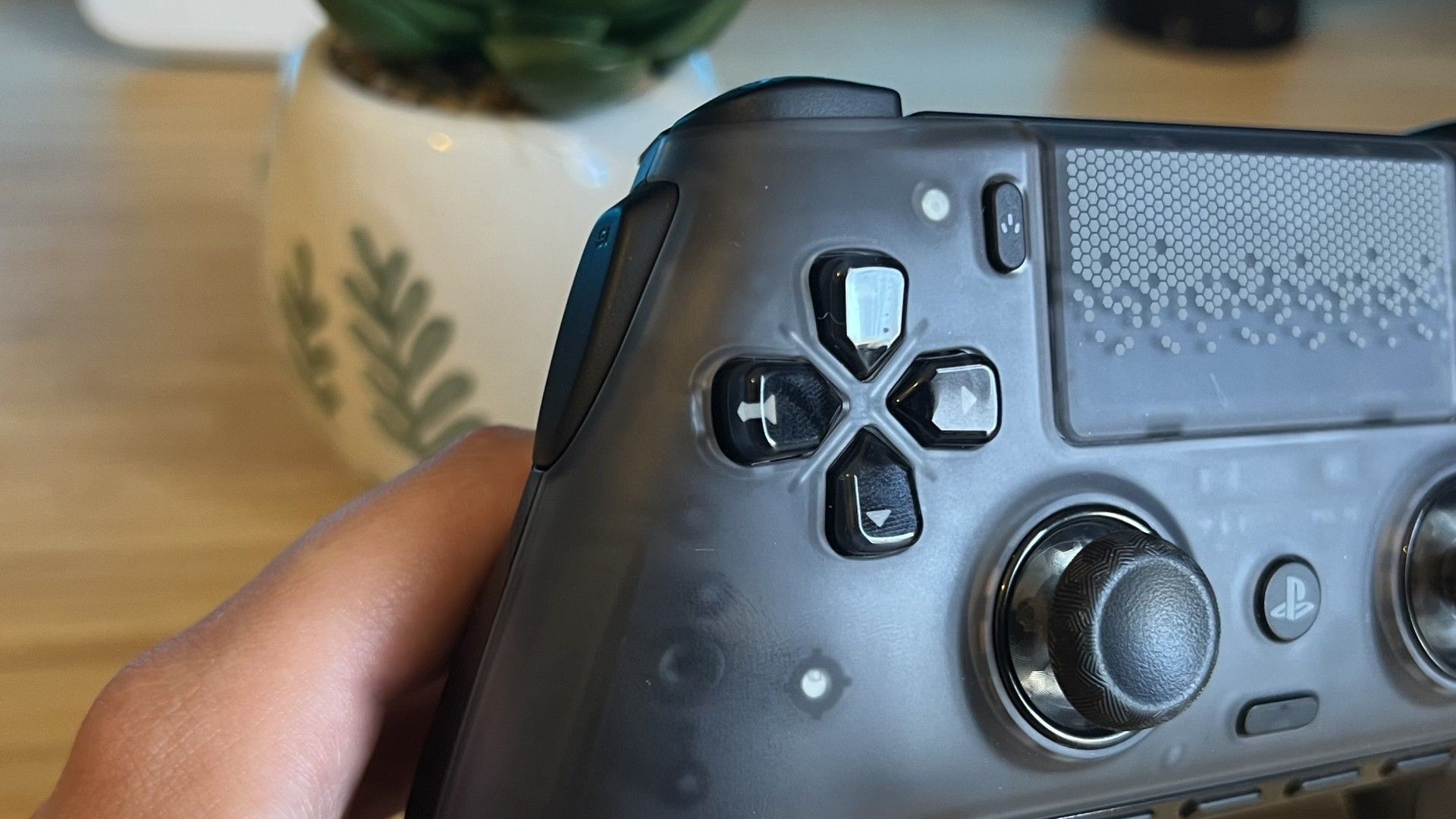 Scuf Omega против Razer Raiju V3 Pro — какой контроллер для PS5 стоит выбрать?